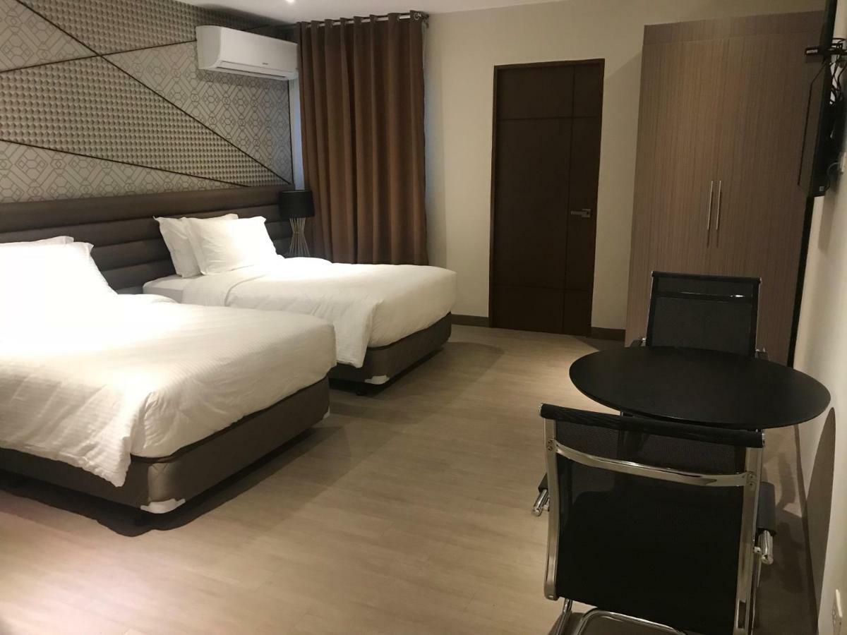 Maxx Hotel Ortigas Pasig City Екстер'єр фото