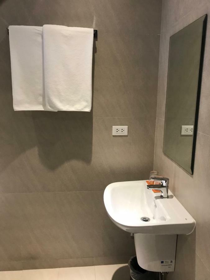Maxx Hotel Ortigas Pasig City Екстер'єр фото